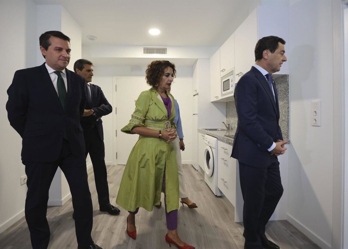 El presidente de Andalucía, Juanma Moreno, preside el acto de entrega de llaves de la segunda fase de los alojamientos Sama Naharro para mayores ante el alcalde de Córdoba, José María Bellido y la vicepresidenta del Gobierno, María Jesús Montero.MADERO CUBERO/EUROPA PRESS