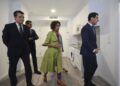 El presidente de Andalucía, Juanma Moreno, preside el acto de entrega de llaves de la segunda fase de los alojamientos Sama Naharro para mayores ante el alcalde de Córdoba, José María Bellido y la vicepresidenta del Gobierno, María Jesús Montero.MADERO CUBERO/EUROPA PRESS