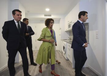 El presidente de Andalucía, Juanma Moreno, preside el acto de entrega de llaves de la segunda fase de los alojamientos Sama Naharro para mayores ante el alcalde de Córdoba, José María Bellido y la vicepresidenta del Gobierno, María Jesús Montero.MADERO CUBERO/EUROPA PRESS