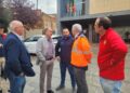 El consejero Octavio López y el presidente de la DPZ, Juan Antonio Sánchez Quero, junto a alcaldes de los municipios afectados por las inundaciones y la crecida del río Huerva este lunes en Cadrete.GOBIERNO DE ARAGÓN