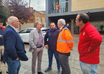 El consejero Octavio López y el presidente de la DPZ, Juan Antonio Sánchez Quero, junto a alcaldes de los municipios afectados por las inundaciones y la crecida del río Huerva este lunes en Cadrete.GOBIERNO DE ARAGÓN