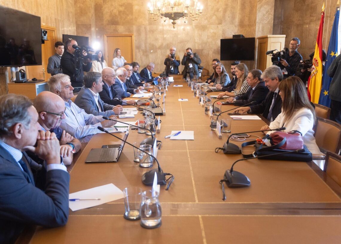 La vicepresidenta del Gobierno y ministra para la Transición Ecológica y el Reto Demográfico, Sara Aagesen (4d), y el ministro de Agricultura, Pesca y Alimentación, Luis Planas (3d), se reúnen con sectores agrario y pesquero Eduardo Parra - Europa Press