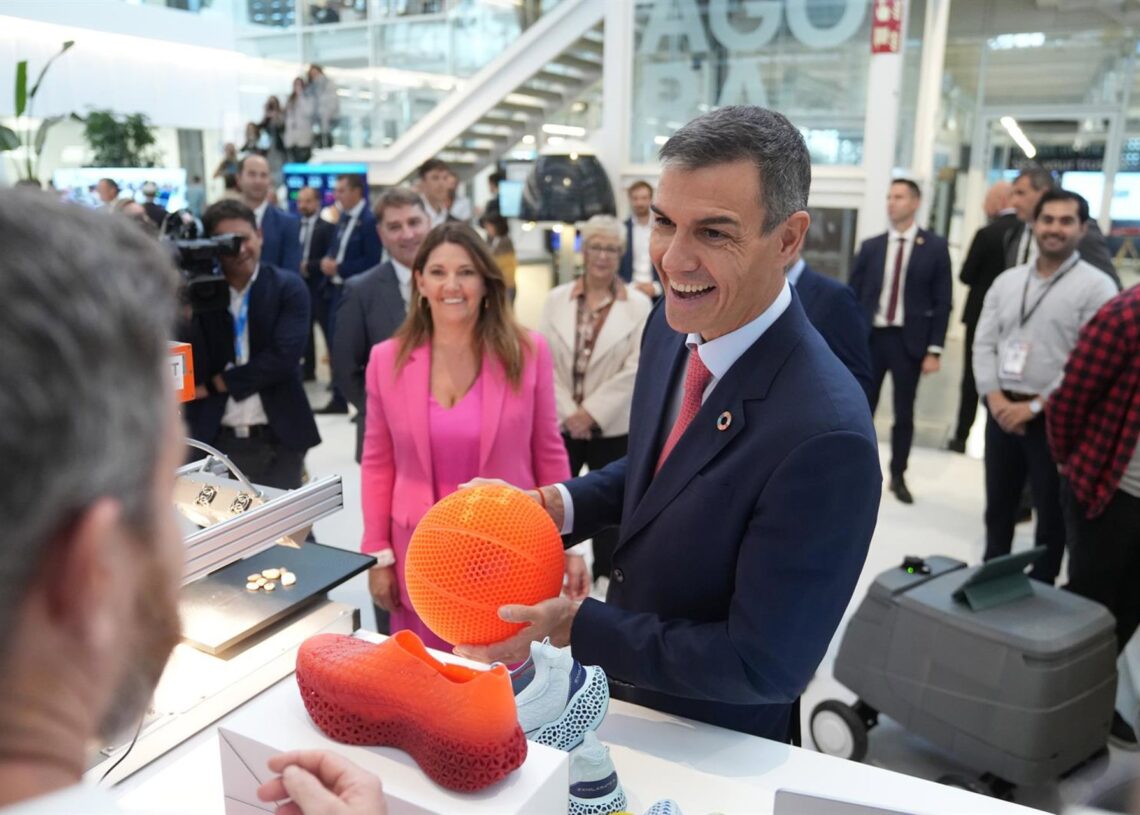 El presidente del Gobierno, Pedro Sánchez, durante una visita al DFactory de la Zona Franca en Barcelona.David Zorrakino - Europa Press