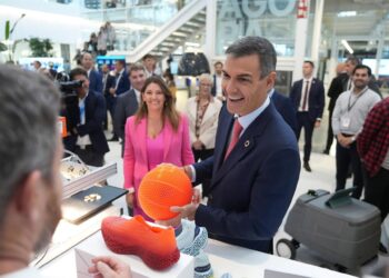 El presidente del Gobierno, Pedro Sánchez, durante una visita al DFactory de la Zona Franca en Barcelona.David Zorrakino - Europa Press