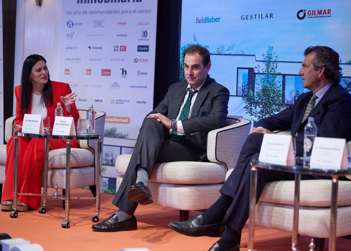 Archivo - (I-D) El consejero delegado de Neinor Homes, Borja García-Egotxeaga, y el director general de Servicios Inmobiliarios de AEDAS Homes, David Botin.Jesús Hellín - Europa Press - Archivo