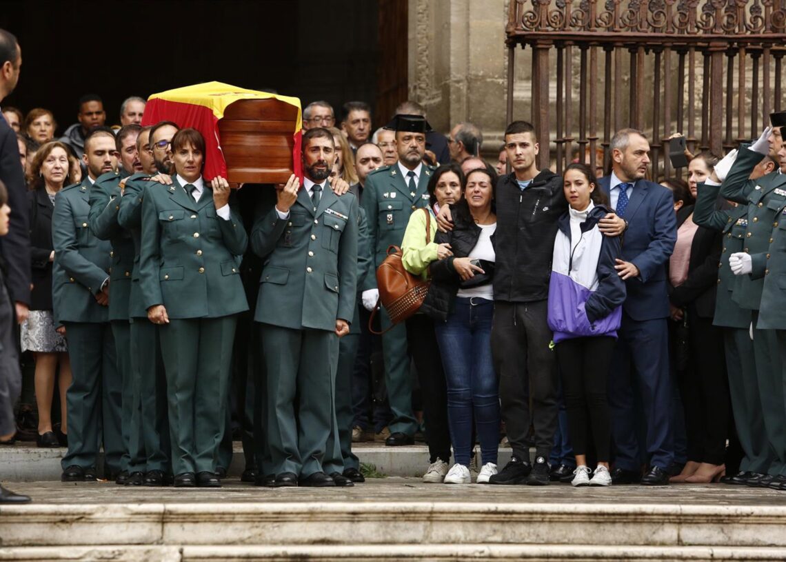 Archivo - En Granada, imagen de archivo de la misa funeral por el guardia civil fallecido tras ser disparado en Huétor Vega en acto de servicio, a la que asistió el ministro del Interior, Fernando Grande-MarlaskaÁLEX CÁMARA - EUROPA PRESS - Archivo