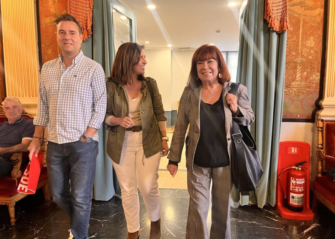 El secretario de Organización del PSOE de Castilla y León, Daniel De la Rosa;  la secretaria general del PSOE de Burgos, Esther Peña, y la presidenta del PSOE, Cristina Narbona, en el acto del PSOE de Burgos.EUROPA PRESS