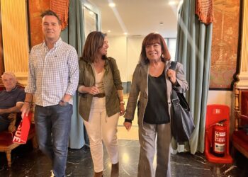 El secretario de Organización del PSOE de Castilla y León, Daniel De la Rosa;  la secretaria general del PSOE de Burgos, Esther Peña, y la presidenta del PSOE, Cristina Narbona, en el acto del PSOE de Burgos.EUROPA PRESS