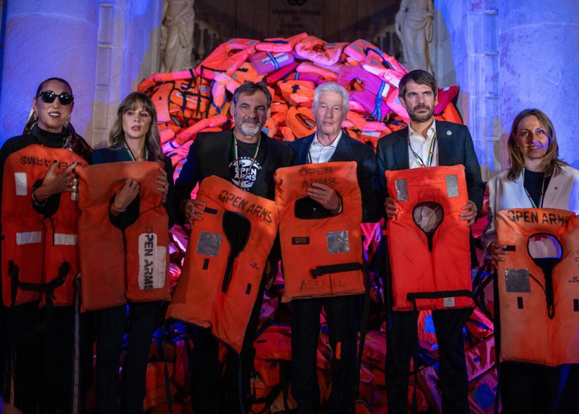 La actriz Rossy de Palma; la publicista y empresaria Alejandra Gere; el fundador de Open Arms, Òscar Camps; el actor Richard Gere, el ministro Ernest Urtasun y la consellera Eva MenorLorena Sopêna - Europa Press