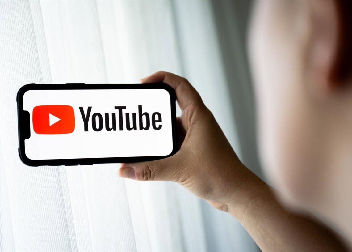 Logo de YouTube sobre un teléfono móvilEuropa Press/Contacto/Mateusz Slodkowski