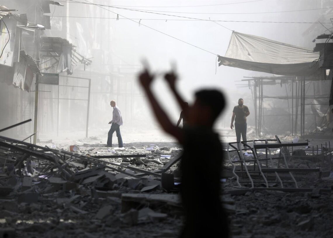 Varios alestinos observan la destrucción causada por un ataque aéreo israelí contra el Banco de Palestina en la Franja de Gaza, que quedó completamente destruido, mientras que otras estructuras cercanas resultaron dañadas.Europa Press/Contacto/Omar Ashtawy