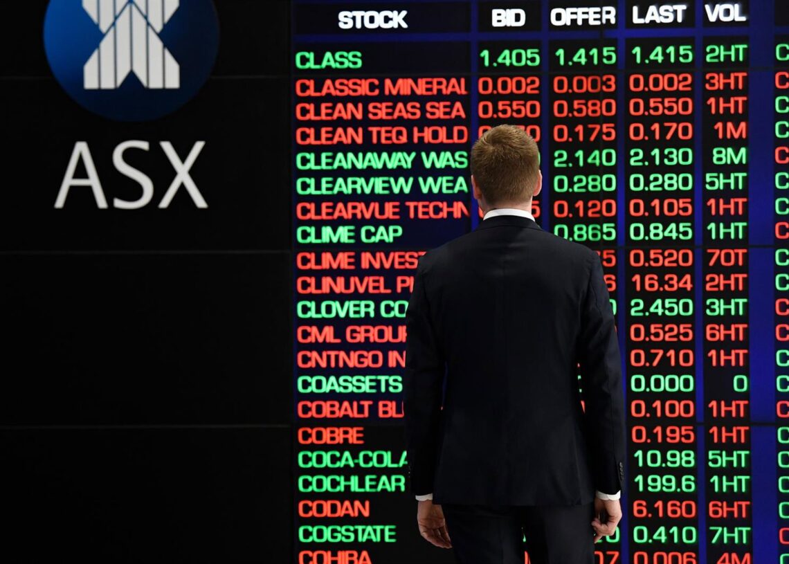 Archivo - A man is seen looking at the digital market boards at the Australian Stock Exchange (ASX) in Sydney, Monday, March 9, 2020.AAPIMAGE / DPA - Archivo