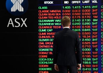 Archivo - A man is seen looking at the digital market boards at the Australian Stock Exchange (ASX) in Sydney, Monday, March 9, 2020.AAPIMAGE / DPA - Archivo
