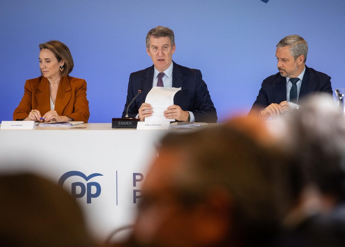 Archivo - La vicesecretaria de Regeneración Institucional del PP, Cuca Gamarra; el presidente del Partido Popular, Alberto Núñez Feijóo, y el vicesecretario de Hacienda del PP, Juan Bravo.Alejandro Martínez Vélez - Europa Press - Archivo