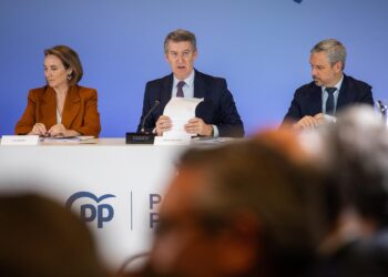 Archivo - La vicesecretaria de Regeneración Institucional del PP, Cuca Gamarra; el presidente del Partido Popular, Alberto Núñez Feijóo, y el vicesecretario de Hacienda del PP, Juan Bravo.Alejandro Martínez Vélez - Europa Press - Archivo