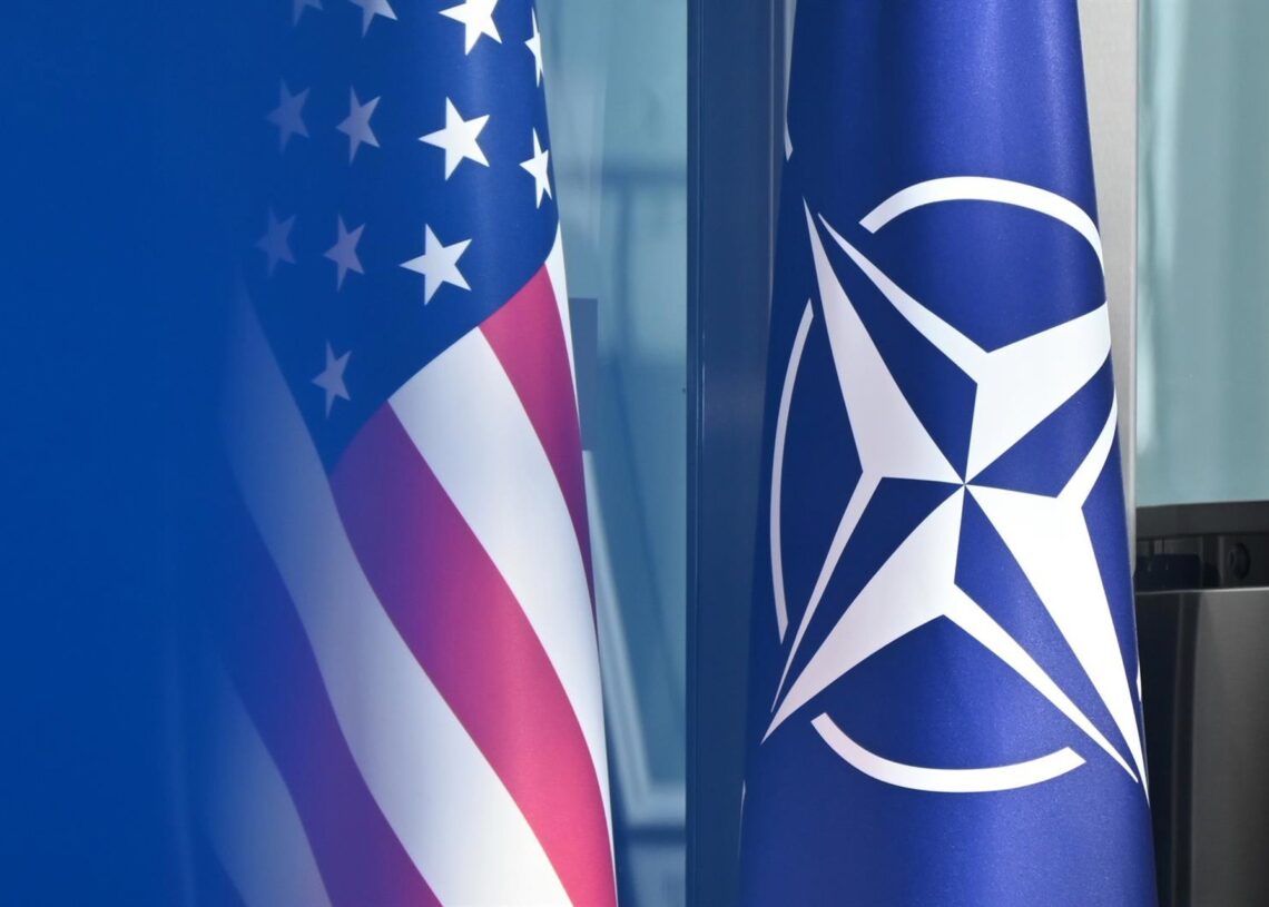 Archivo - La bandera de la OTAN y de Estados Unidos.Anna Ross/dpa - Archivo