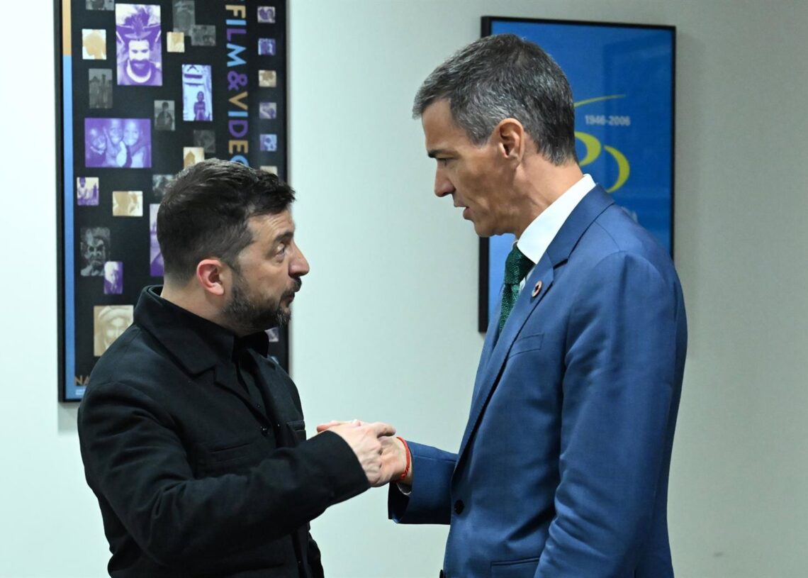 El presidente del Gobierno, Pedro Sánchez, conversa con el presidente de Ucrania, Volodimir Zelenski.Pool Moncloa/Borja Puig de la Bellacasa
