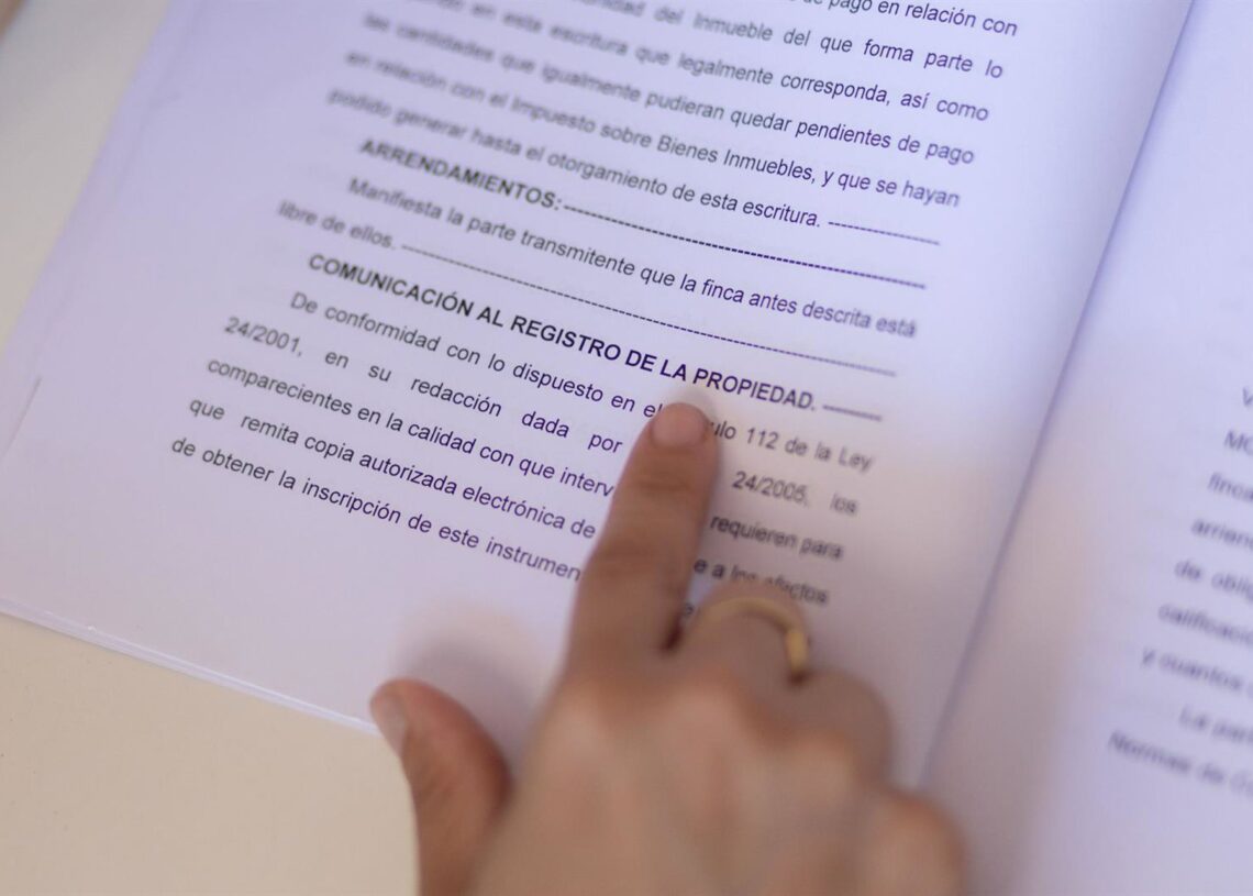 Archivo - Una mujer señala una escritura de compraventa de una hipoteca, a 30 de mayo de 2022, en Madrid (España). Eduardo Parra - Europa Press - Archivo
