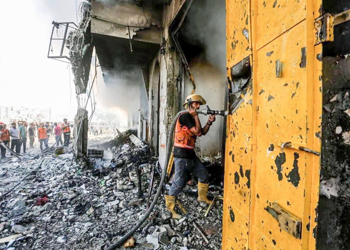 Un bombero actúa contra un incendio tras un bombardeo del Ejército de Israel contra la ciudad de Gaza, en el norte de la Franja de Gaza (archivo)Europa Press/Contacto/Hasan Alzaanin