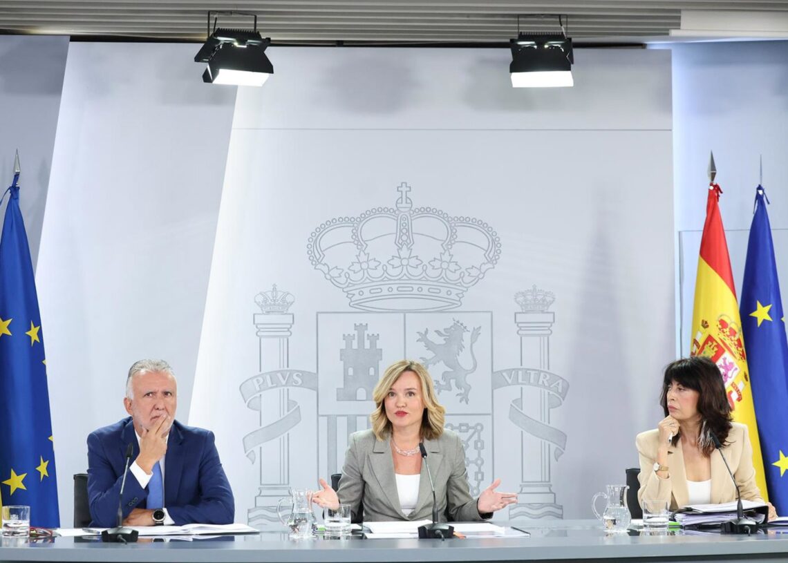 El ministro de Memoria Democrática, Ángel Víctor Torres, la ministra de Educación, Pilar Alegría, y la ministra de Igualdad, Ana Redondo, en una rueda de prensa posterior al Consejo de Ministros, en el Palacio de La Moncloa, a 30 de septiembre de 2025Marta Fernández - Europa Press