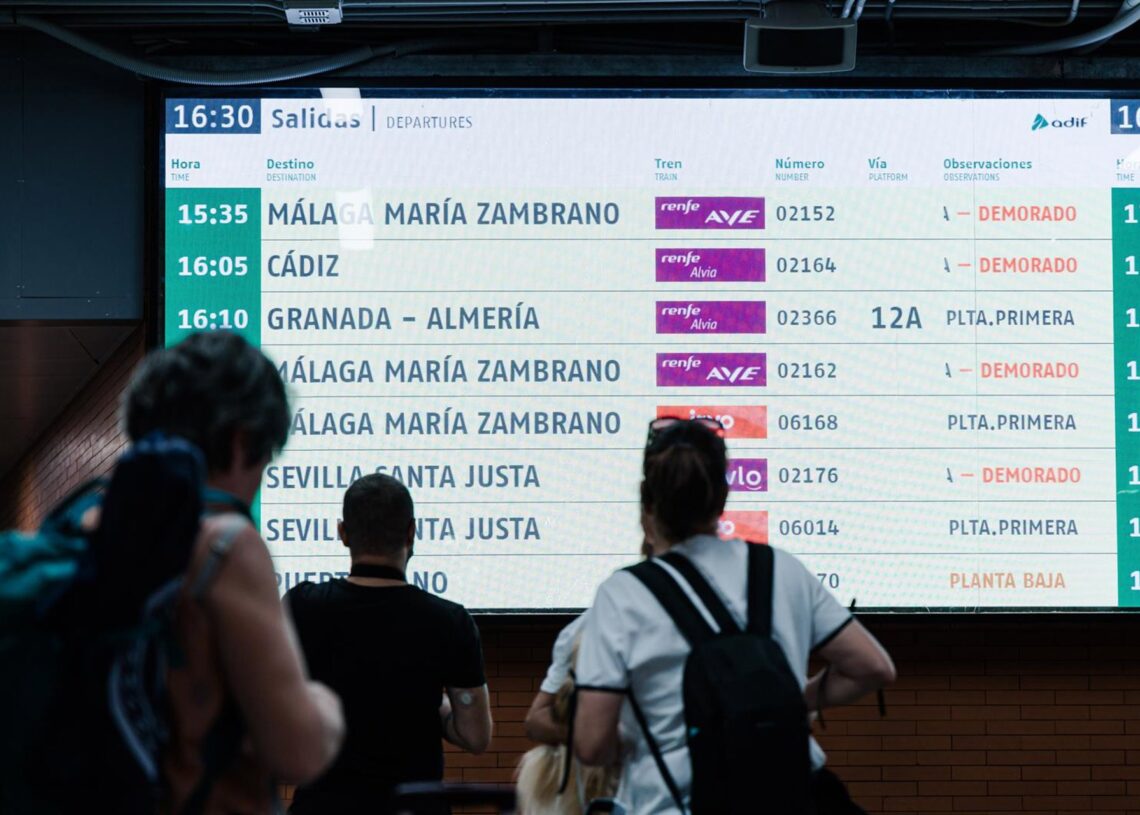 Archivo - Varias personas observan una pantalla informativa en la Estación de Madrid - Puerta de Atocha - Almudena Grandes, a 30 de agosto de 2025, en Madrid (España). El tráfico ferroviario entre Madrid y Andalucía se encuentra cortado por un incendio enCarlos Luján - Europa Press - Archivo