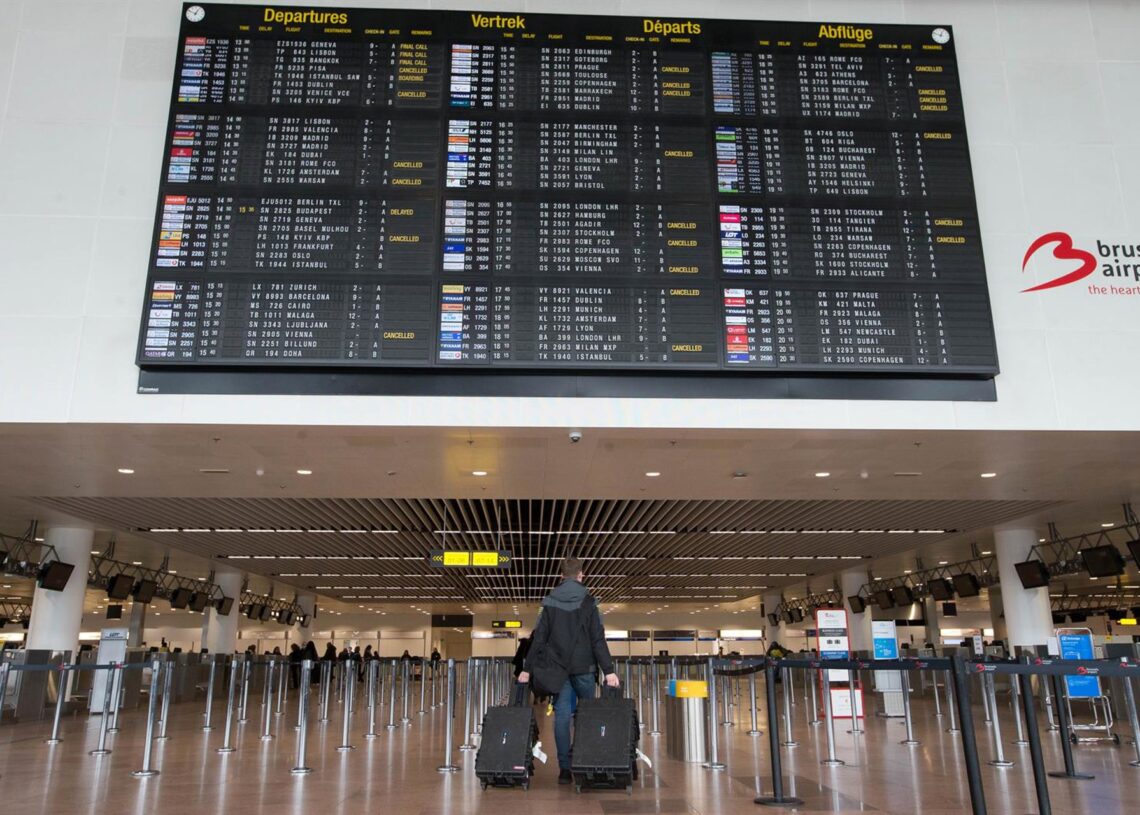 Archivo - Un pasajero en el aeropuerto de Bruselas.Nicolas Maeterlinck/BELGA/dpa - Archivo
