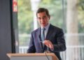 El presidente del BBVA, Carlos Torres Vila, interviene durante la presentación del regreso a Bilbao de la escultura monumental de Eduardo Chillida, 'Elogio del hierro III', en la plaza Chillida del Museo de Bellas Artes, a 12 de septiembre de 2025, en BilIñaki Berasaluce - Europa Press