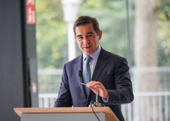 El presidente del BBVA, Carlos Torres Vila, interviene durante la presentación del regreso a Bilbao de la escultura monumental de Eduardo Chillida, 'Elogio del hierro III', en la plaza Chillida del Museo de Bellas Artes, a 12 de septiembre de 2025, en BilIñaki Berasaluce - Europa Press