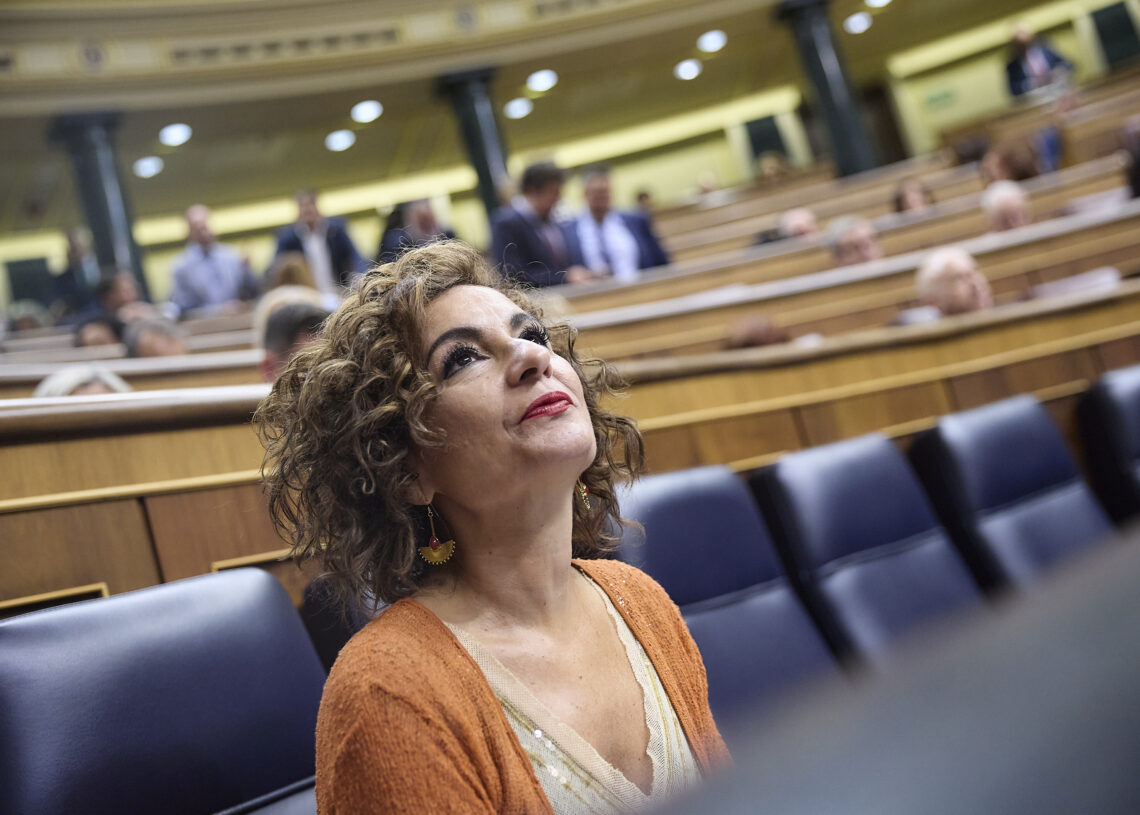 (Foto de ARCHIVO)
La vicepresidenta primera y ministra de Hacienda, María Jesús Montero, durante una sesión de control en el Gobierno, en el Congreso de los Diputados, a 24 de septiembre de 2025, en Madrid (España). La ausencia del presidente del Gobierno, quien se encuentra en Nueva York para participar en la Asamblea General de Naciones Unidas, ha hecho que la vicepresidenta primera y ministra de Hacienda, asuma hoy hasta cinco preguntas de la sesión de control en el Congreso. La presunta corrupción que afecta el PSOE, la inmigración, la inseguridad, el problema para el acceso a la vivienda o la ofensiva militar de Israel en Gaza son algunos de los asuntos que la oposición pregunta al Gobierno.
Jesús Hellín / Europa Press
24 SEPTIEMBRE 2025;MONTERO;CONGRESO
24/9/2025