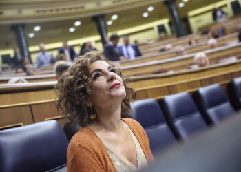 (Foto de ARCHIVO)
La vicepresidenta primera y ministra de Hacienda, María Jesús Montero, durante una sesión de control en el Gobierno, en el Congreso de los Diputados, a 24 de septiembre de 2025, en Madrid (España). La ausencia del presidente del Gobierno, quien se encuentra en Nueva York para participar en la Asamblea General de Naciones Unidas, ha hecho que la vicepresidenta primera y ministra de Hacienda, asuma hoy hasta cinco preguntas de la sesión de control en el Congreso.   La presunta corrupción que afecta el PSOE, la inmigración, la inseguridad, el problema para el acceso a la vivienda o la ofensiva militar de Israel en Gaza son algunos de los asuntos que la oposición pregunta al Gobierno.

Jesús Hellín / Europa Press
24 SEPTIEMBRE 2025;MONTERO;CONGRESO
24/9/2025