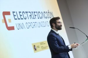 Planes públicos y 13.300 millones extra: los cambios del Gobierno en la retribución a redes de transporte y distribución eléctrica