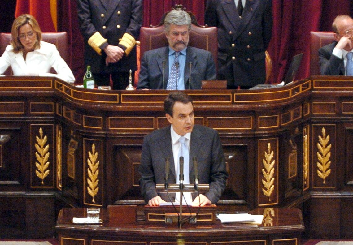 MD.11 Madrid, 15.04.04.- El candidato socialista a la Presidencia del Gobierno, José Luis Rodríguez Zapatero (c), durante su intervención en la primera sesión del debate de investidura que se celebra hoy en el Congreso de los Diputados. EFE/MANUEL H. DE LEON /CONGRESO DE LOS DIPUTADOS
***POOL***
