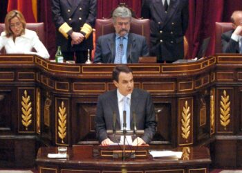 MD.11 Madrid, 15.04.04.- El candidato socialista a la Presidencia del Gobierno, José Luis Rodríguez Zapatero (c), durante su intervención en la primera sesión del debate de investidura que se celebra hoy en el Congreso de los Diputados. EFE/MANUEL H. DE LEON /CONGRESO DE LOS DIPUTADOS
***POOL***