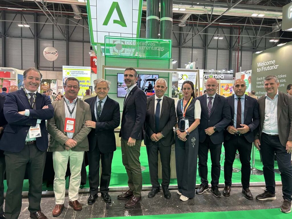 El consejero de Agricultura en el stand deAndalucía en Fruit Attraction 2025
