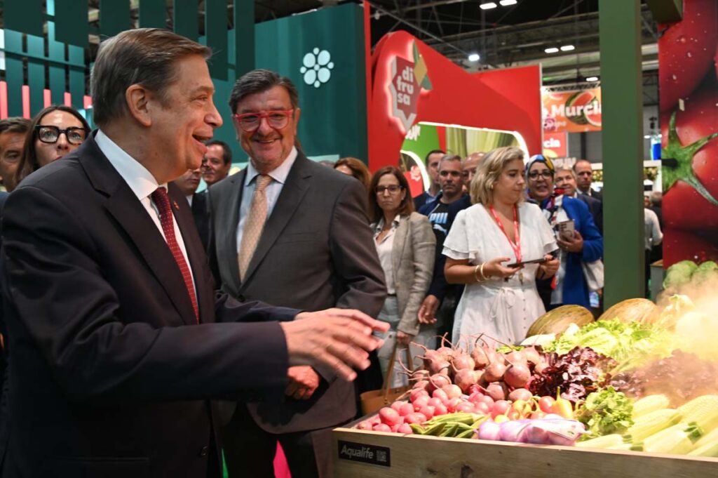 El ministro Planas en su visita a Fruit Attraction 2025.