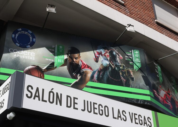 El cartel de un local de apuestas | Eduardo Parra (Europa Press).