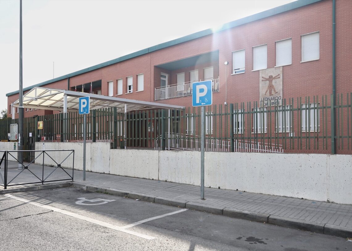 (Foto de ARCHIVO)
Plaza de aparcamiento para personas con discapacidad en la entrada del Colegio de Educación Infantil y Primaria  (CEIP) Leonardo da Vinci, a 7 de octubre de 2022, en Móstoles, Madrid (España).
Eduardo Parra / Europa Press
07 OCTUBRE 2022;ESCUELA;COLEGIO PÚBLICO;PLAZA PARKING MINUSVÁLIDO;PARKING;PLAZA DISCAPACIDAD;
07/10/2022