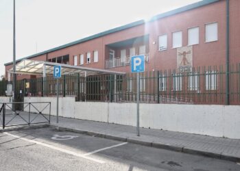 (Foto de ARCHIVO)
Plaza de aparcamiento para personas con discapacidad en la entrada del Colegio de Educación Infantil y Primaria  (CEIP) Leonardo da Vinci, a 7 de octubre de 2022, en Móstoles, Madrid (España).
Eduardo Parra / Europa Press
07 OCTUBRE 2022;ESCUELA;COLEGIO PÚBLICO;PLAZA PARKING MINUSVÁLIDO;PARKING;PLAZA DISCAPACIDAD;
07/10/2022