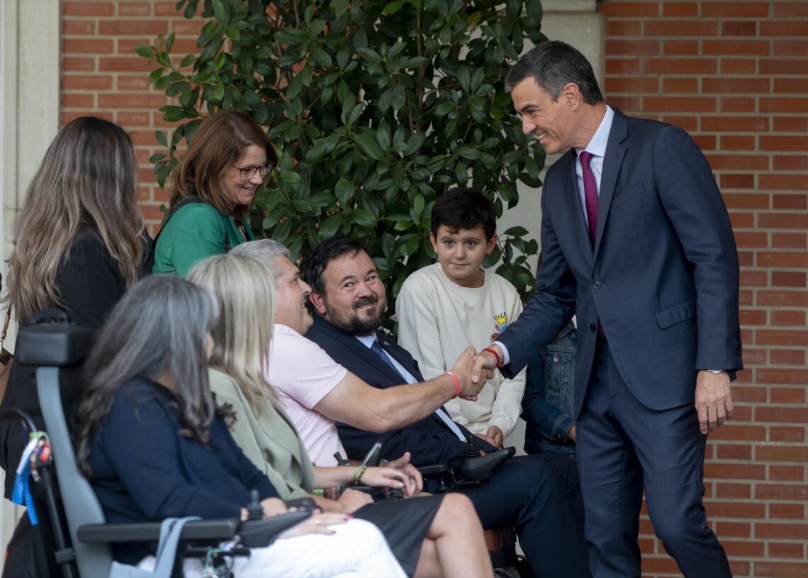 (Foto de ARCHIVO)
El presidente del Gobierno, Pedro Sánchez, mantiene un encuentro con representantes de asociaciones, pacientes, familiares y cuidadores de personas con Esclerosis Lateral Amiotrófica (ELA), en el Complejo de La Moncloa, a 19 de septiembre de 2024, en Madrid (España). Este encuentro se produce después de que se haya formalizado en la Cámara Baja de las Cortes Generales el acuerdo para aprobar la Ley ELA, cuyo título completo es ‘Ley para mejorar la calidad de vida de personas con Esclerosis Lateral Amiotrófica (ELA) y otras enfermedades o procesos neurológicos de alta complejidad y curso irreversible’, que ha sido impulsada por PSOE, PP, Sumar y Junts y que será aprobada en los próximos días para su tramitación, primero en la Comisión de Derechos Sociales y, después, en el pleno del Congreso de los Diputados y del Senado.

Alberto Ortega / Europa Press
19 SEPTIEMBRE 2024;ELA;PRESIDENTE;ESCLEROSIS LATERAL AMIOTRÓFICA;CUIDADORES;ENFERMOS;
19/9/2024