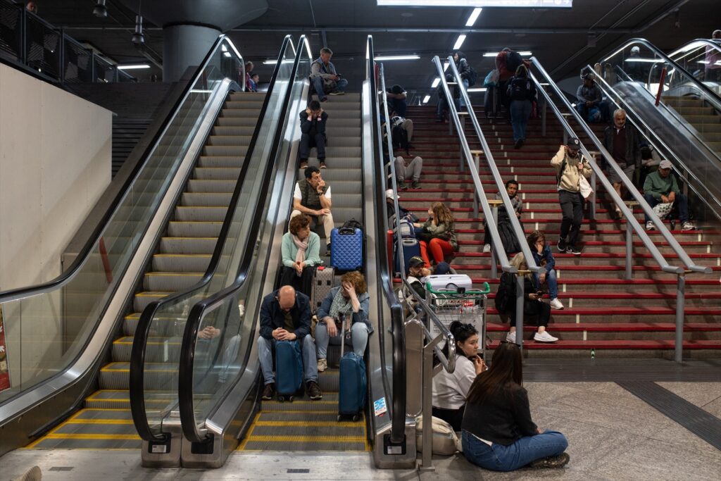 Varias personas en la Estación de tren de Atocha, durante el apagón del 28 de abril. Alejandro Martínez Vélez/Europa Press.
