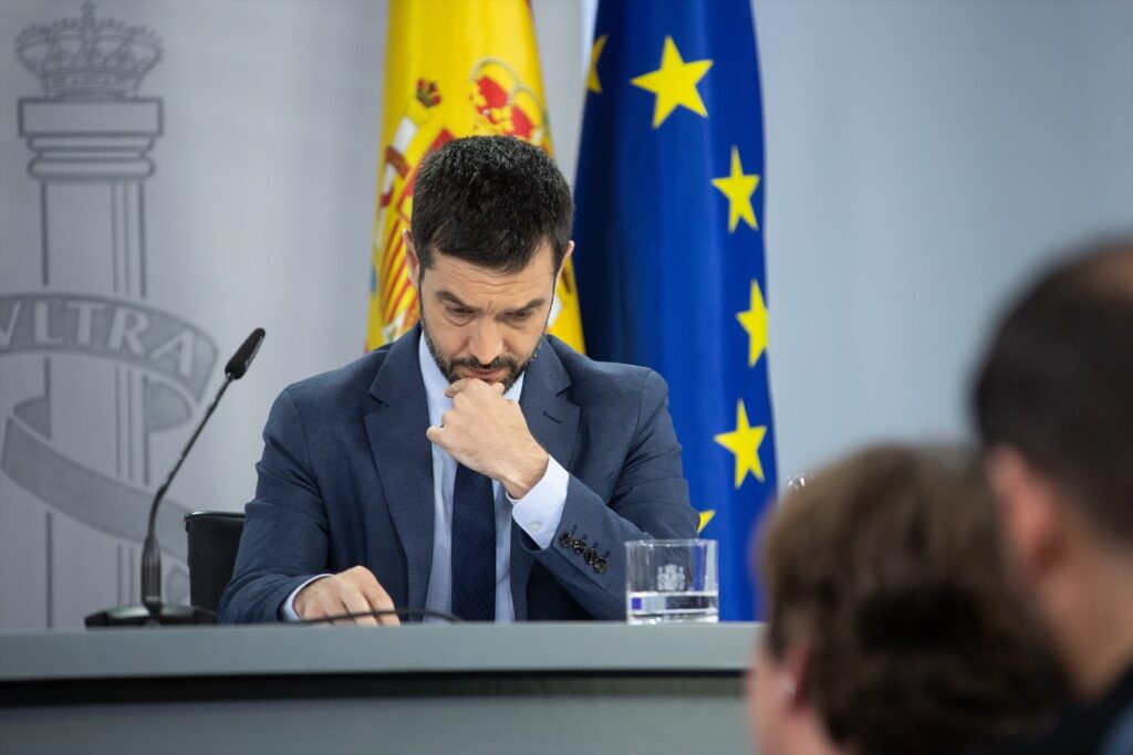 El ministro de Derechos Sociales, Consumo y Agenda 2030, Pablo Bustinduy, ofrece declaraciones a la prensa tras el Consejo de Ministros | Alejandro Martínez (Europa Press).