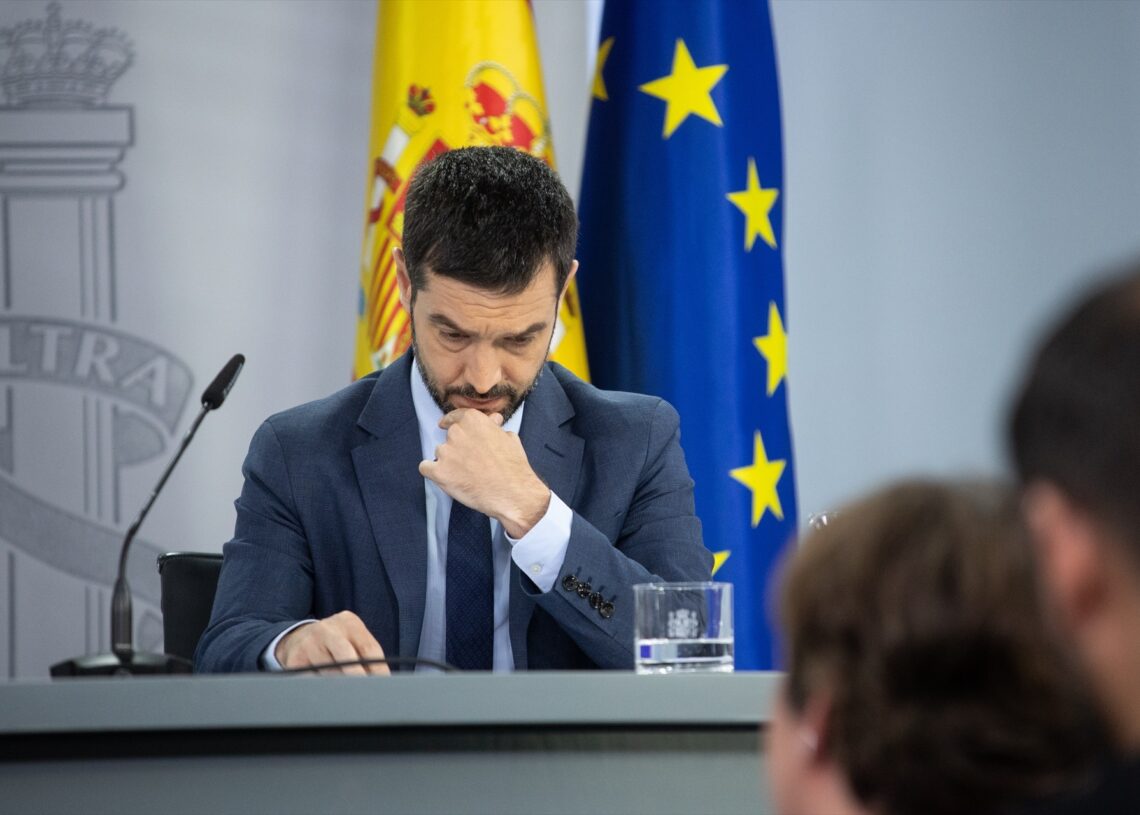 El ministro de Derechos Sociales, Consumo y Agenda 2030, Pablo Bustinduy, ofrece declaraciones a la prensa tras el Consejo de Ministros | Alejandro Martínez (Europa Press).