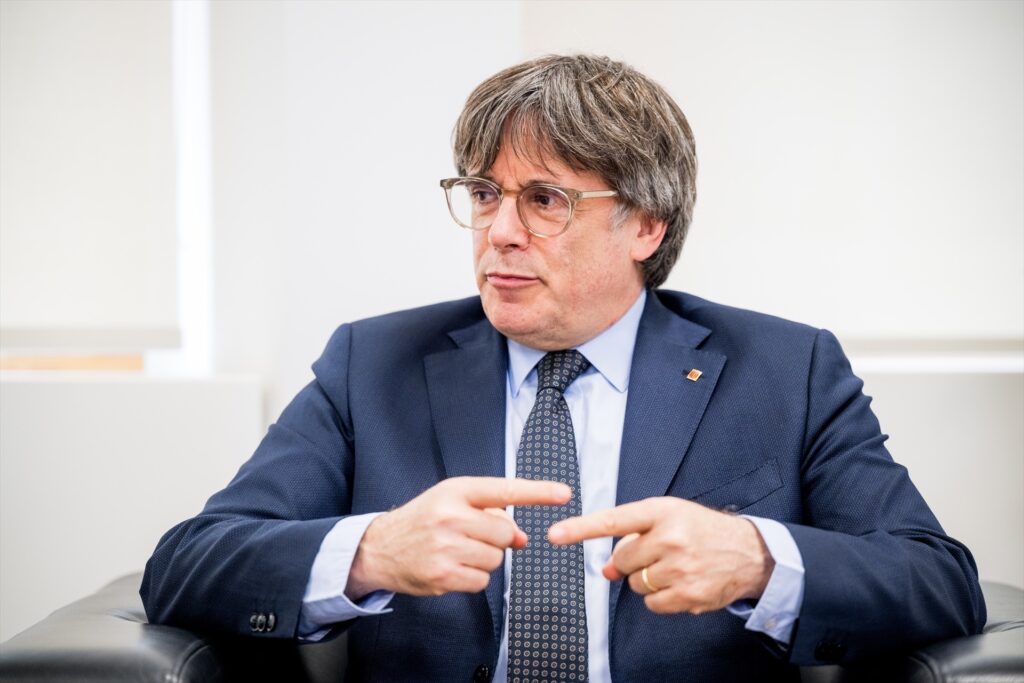 Imagen de archivo del presidente de Junts per Catalunya, Carles Puigdemont, durante una reunión con el presidente de la Generalitat, Salvador Illa | Jasper Jacobs (Europa Press).