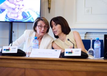 (Foto de ARCHIVO)
La presidenta de la CRUE, Eva Alcón (i), y la ministra de Ciencia, Innovación y Universidades, Diana Morant (d), durante la clausura de los Cursos de Verano de la UIMP, en el Palacio de la Magdalena, a 4 de septiembre de 2025, en Santander, Cantabria (España). | Juanma Serrano / Europa Press
04 SEPTIEMBRE 2025;DIANA MORANT;CLAUSURA;UIMP;SANTANDER;CANTABRIA;
04/9/2025