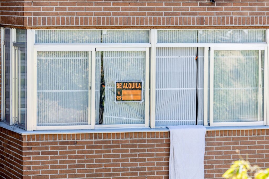 Un cartel que anuncia una vivienda en alquiler. Ricardo Rubio/Europa Press.