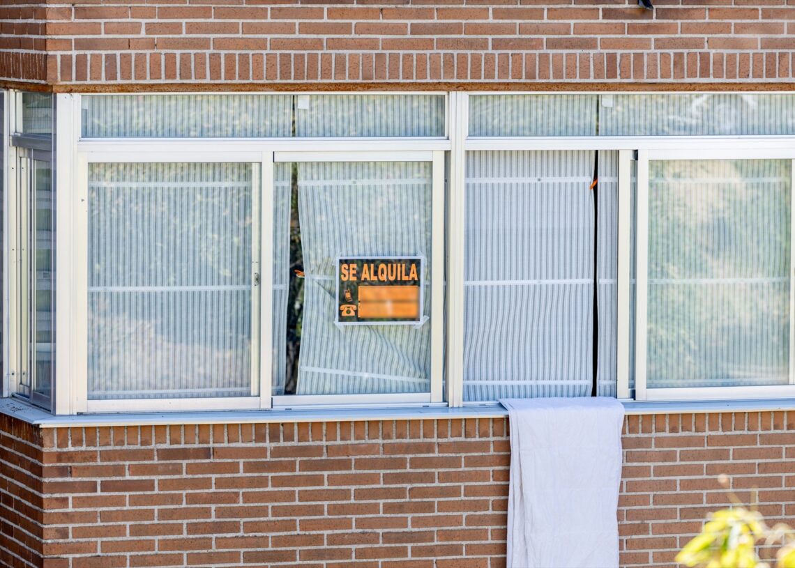 Un cartel que anuncia una vivienda en alquiler. Ricardo Rubio/Europa Press.