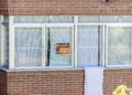 Un cartel que anuncia una vivienda en alquiler. Ricardo Rubio/Europa Press.