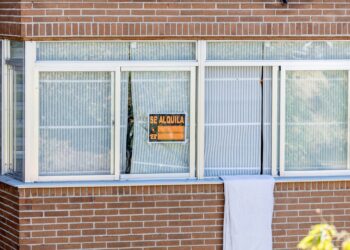 Un cartel que anuncia una vivienda en alquiler. Ricardo Rubio/Europa Press.