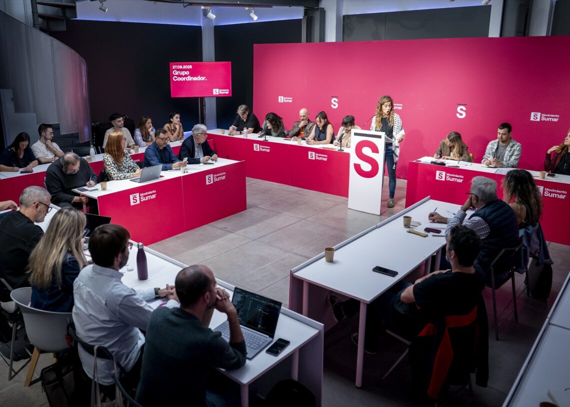 (Foto de ARCHIVO)
La coordinadora del Movimiento Sumar, Lara Hernández (c), interviene durante la celebración del Grupo Coordinador de Movimiento Sumar, el primero del presente curso político, en el Espacio Unonueve, a 27 de septiembre de 2025, en Madrid (España). La agenda de la reunión contempla la revisión del balance de actividad del curso, la presentación de nuevos equipos sectoriales, y el debate sobre propuestas programáticas para las próximas elecciones y movilizaciones. Además, el encuentro sirve para reforzar la campaña por la reducción de la jornada laboral e impulsar acciones para la subida del salario mínimo, en línea con la estrategia estatal del movimiento.

A. Pérez Meca / Europa Press
27 SEPTIEMBRE 2025;SUMAR;MOVIMIENTO SUMAR;CELEBRACIÓN;YOLANDA DIAZ;MADRID
27/9/2025