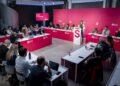 (Foto de ARCHIVO)
La coordinadora del Movimiento Sumar, Lara Hernández (c), interviene durante la celebración del Grupo Coordinador de Movimiento Sumar, el primero del presente curso político, en el Espacio Unonueve, a 27 de septiembre de 2025, en Madrid (España). La agenda de la reunión contempla la revisión del balance de actividad del curso, la presentación de nuevos equipos sectoriales, y el debate sobre propuestas programáticas para las próximas elecciones y movilizaciones. Además, el encuentro sirve para reforzar la campaña por la reducción de la jornada laboral e impulsar acciones para la subida del salario mínimo, en línea con la estrategia estatal del movimiento.

A. Pérez Meca / Europa Press
27 SEPTIEMBRE 2025;SUMAR;MOVIMIENTO SUMAR;CELEBRACIÓN;YOLANDA DIAZ;MADRID
27/9/2025
